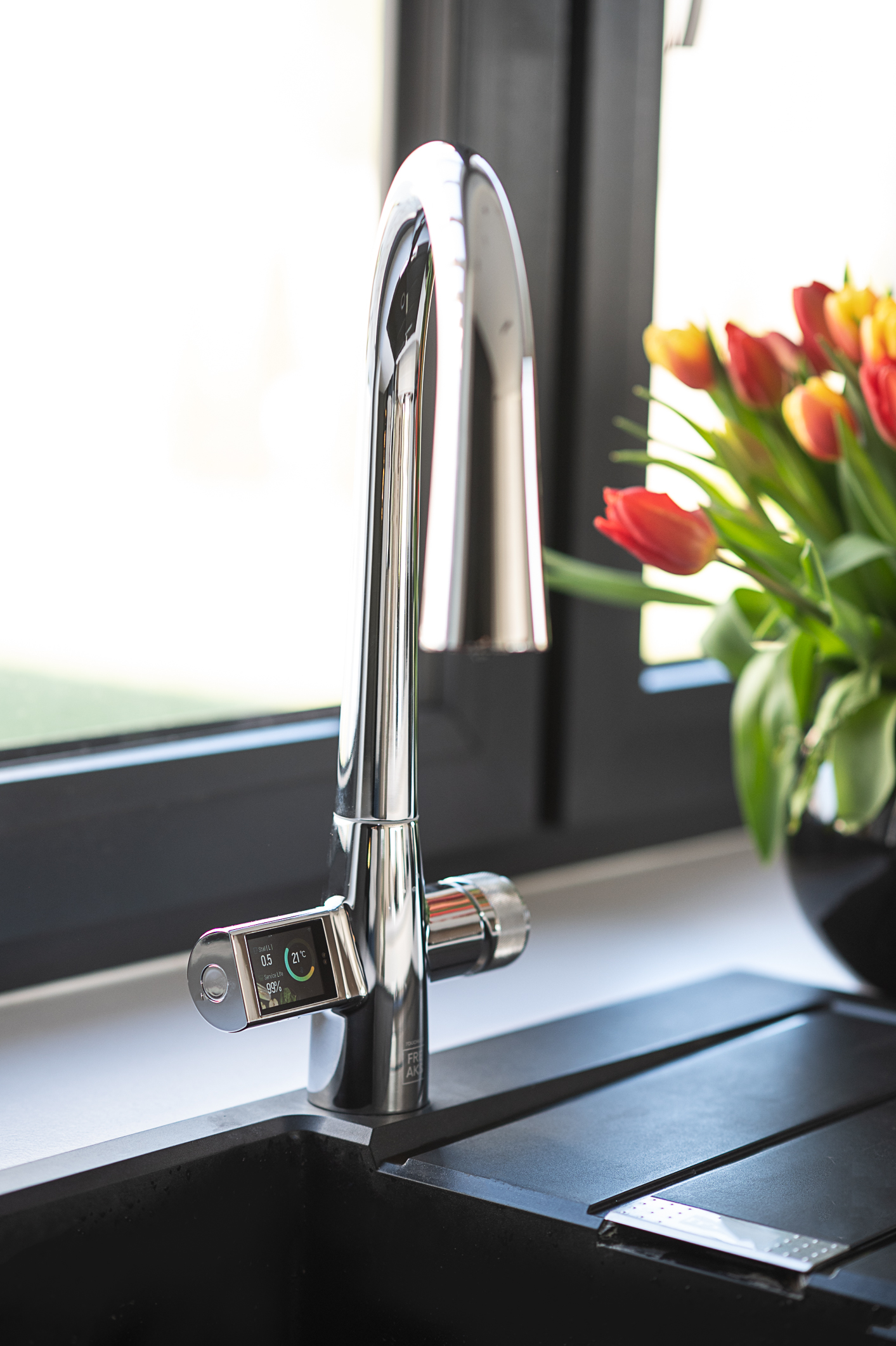 Nowoczesna bateria kuchenna bezdotykowa z czujnikiem ruchu i wyświetlaczem LCD w kolorze chrom, srebrnym