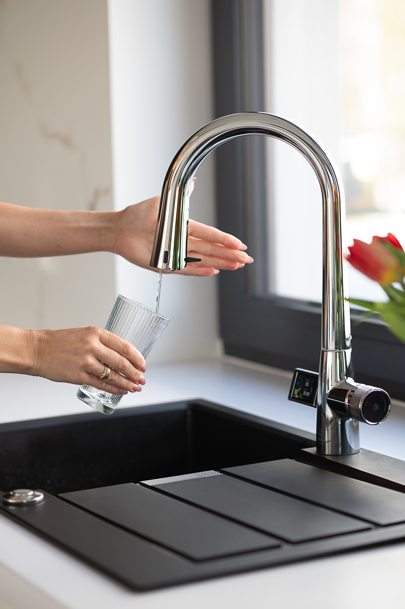 Nowoczesna bateria kuchenna bezdotykowa z czujnikiem ruchu i wyświetlaczem LCD w kolorze chrom, srebrnym