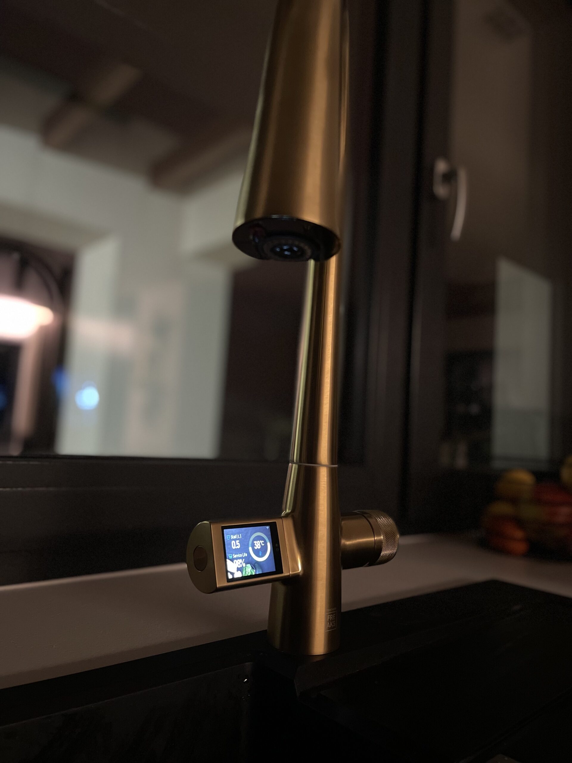 Czarna bateria do kuchni z wyciąganą wylewką i wyświetlaczem LCD