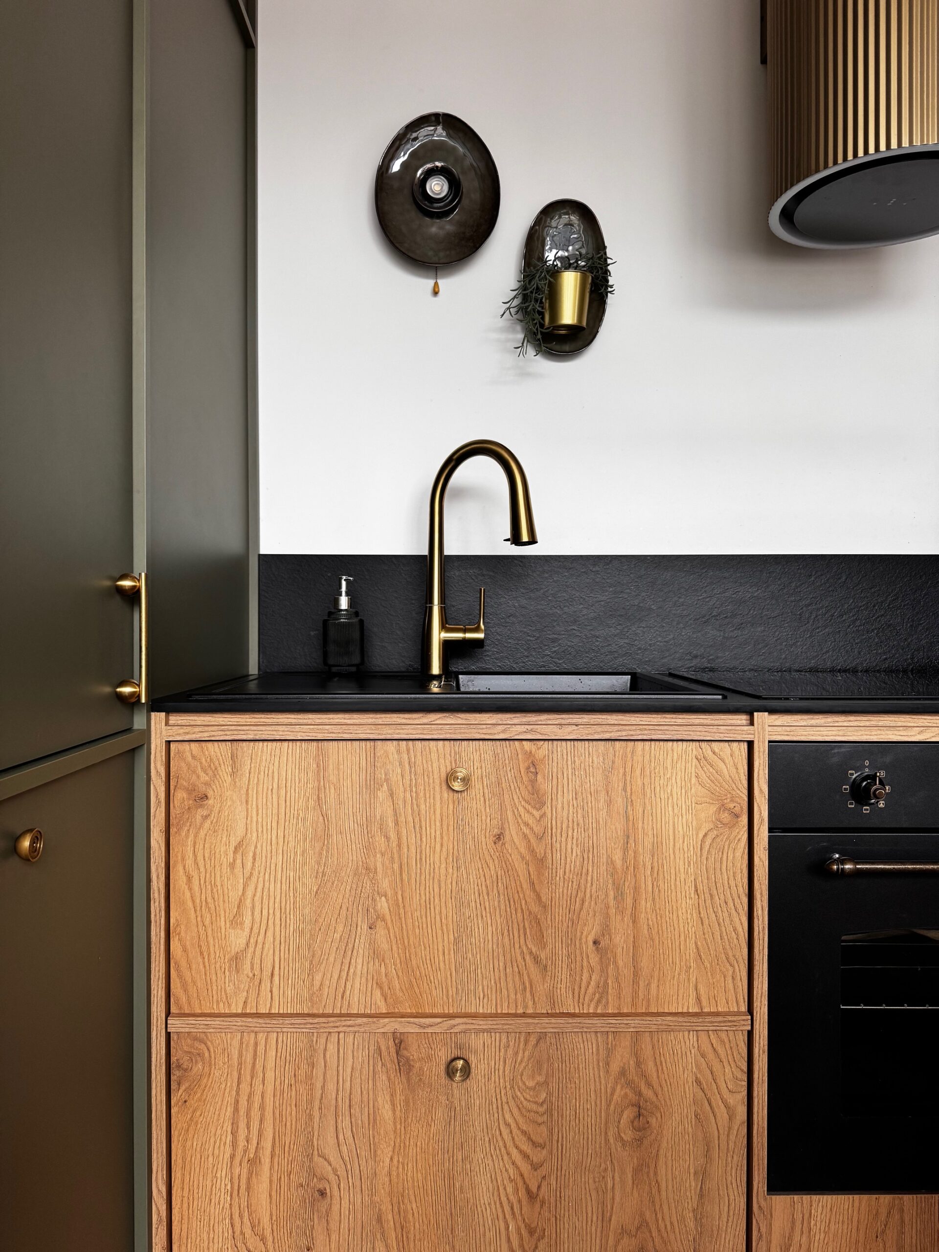 Bateria bezdotykowa w kuchni z filtrem wody