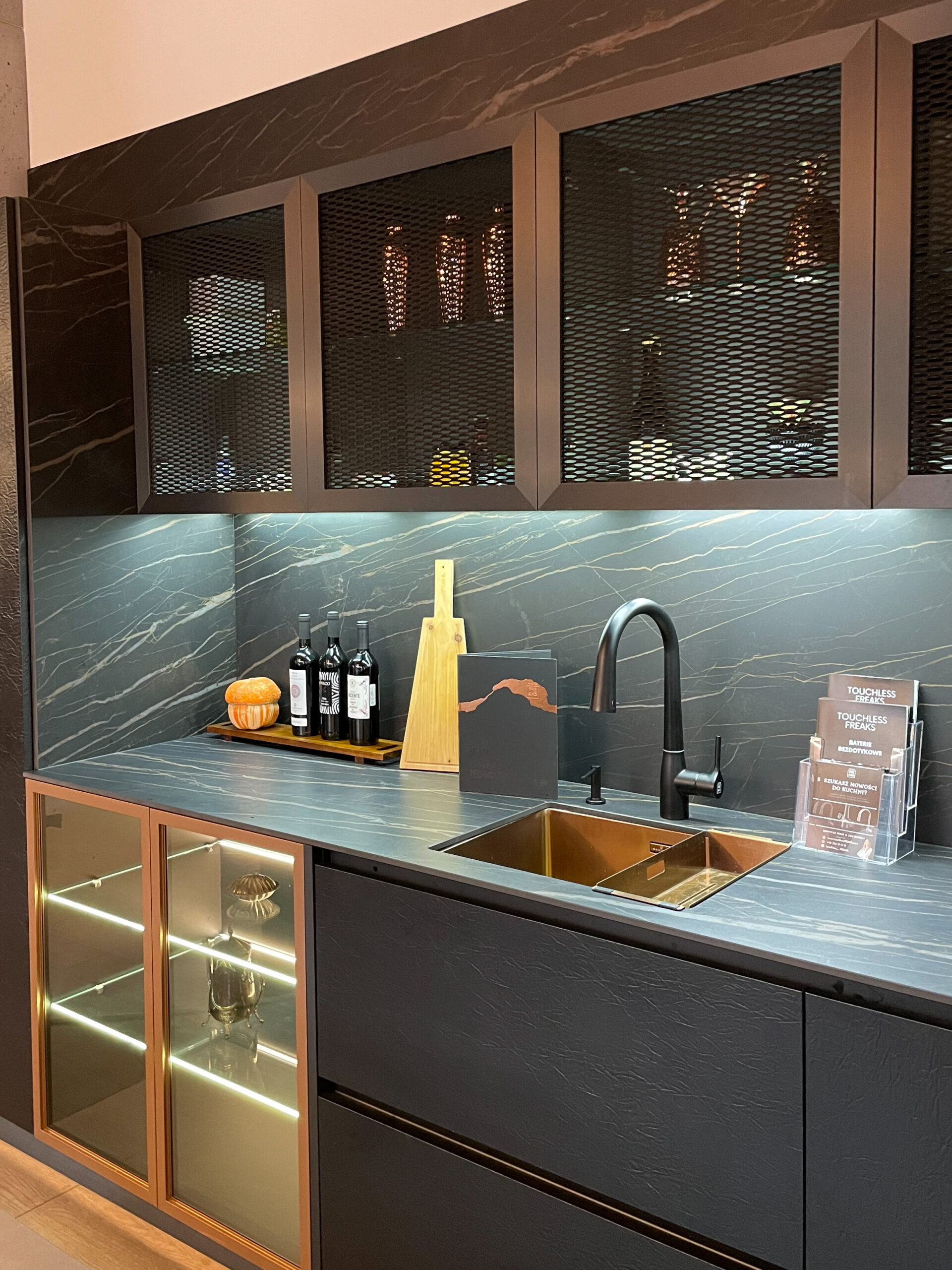 Czarna bateria do kuchni z wyciąganą wylewką i wyświetlaczem LCD