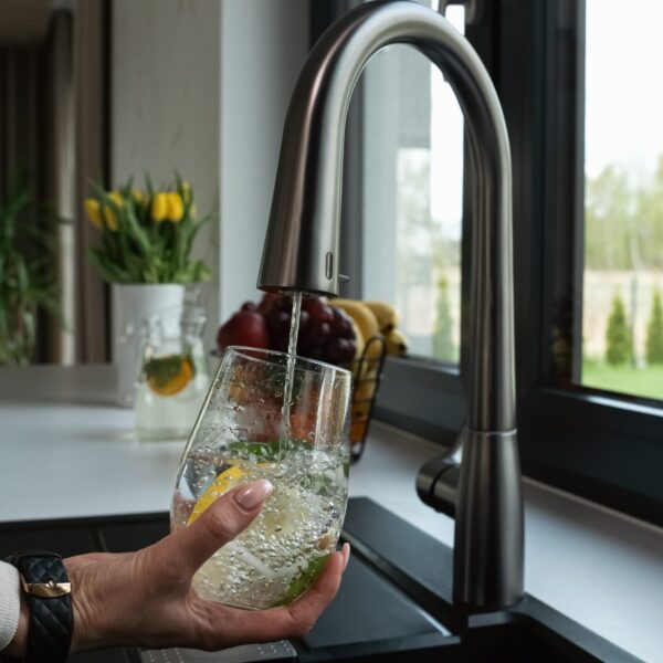 Bateria bezdotykowa z wyciąganą wylewką minimalistyczna w różnych kolorach