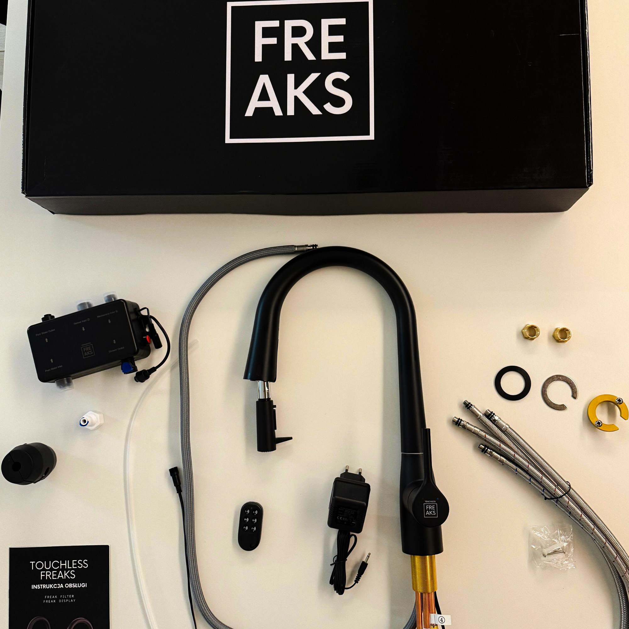 Czarna bateria do kuchni z wyciąganą wylewką i wyświetlaczem LCD