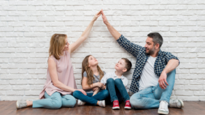 Rodzina w kuchni z bezdotykową baterią z filtrem